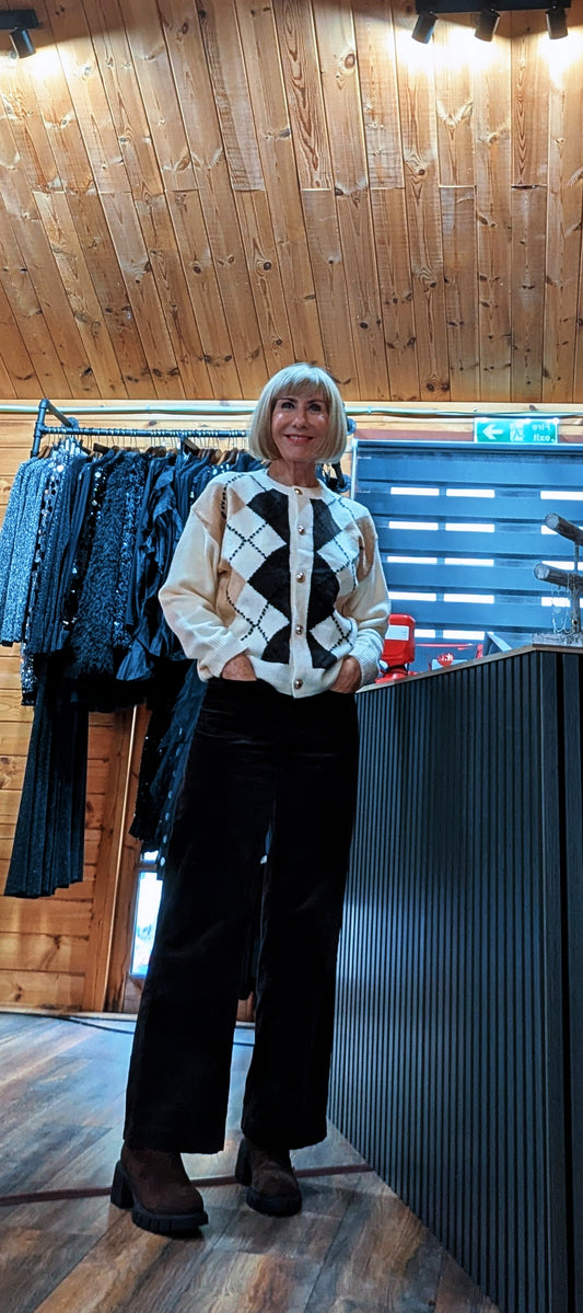 Full-length outfit with the Irene cardigan, black wide-leg trousers and boots