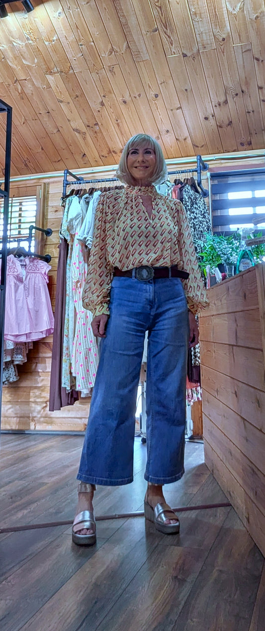 Elegant printed blouse with oversized floral appliqué, balloon sleeves and V-neckline