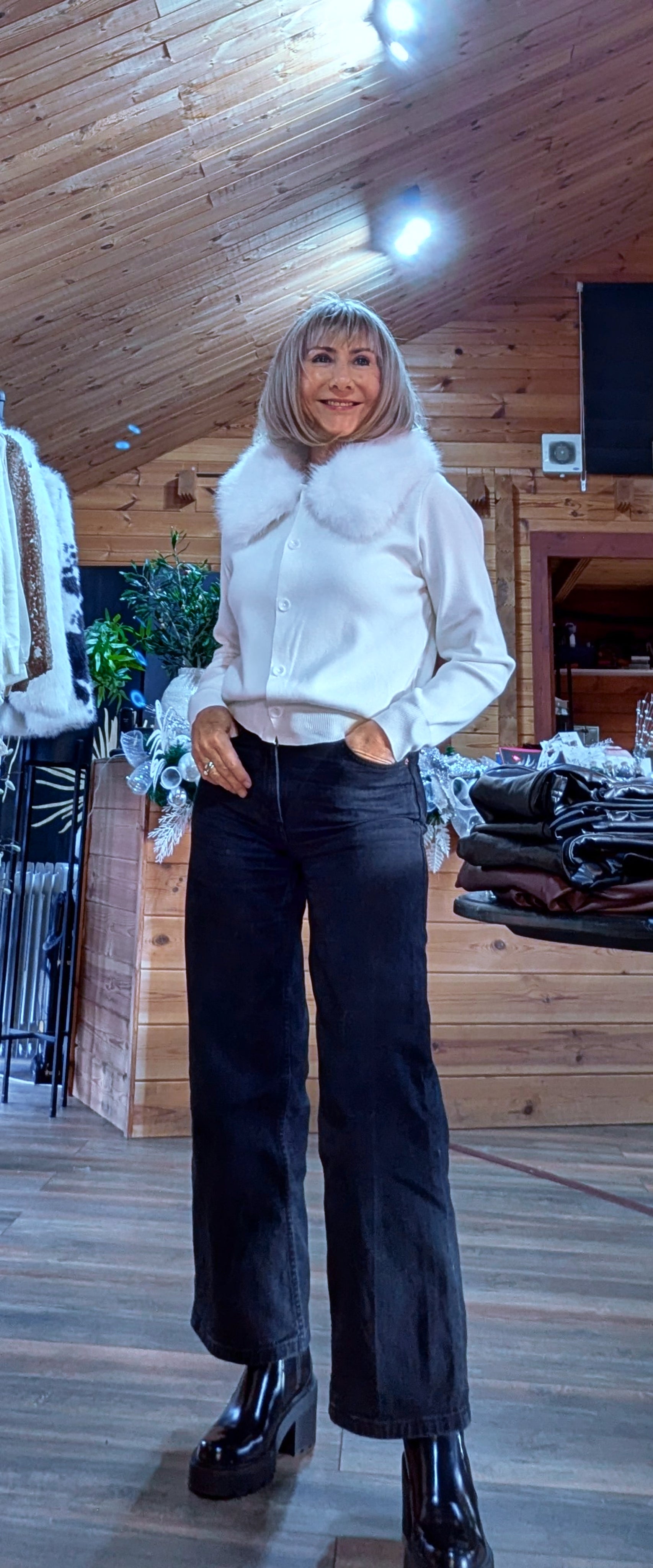 Stylish cardigan with detachable faux fur in ivory