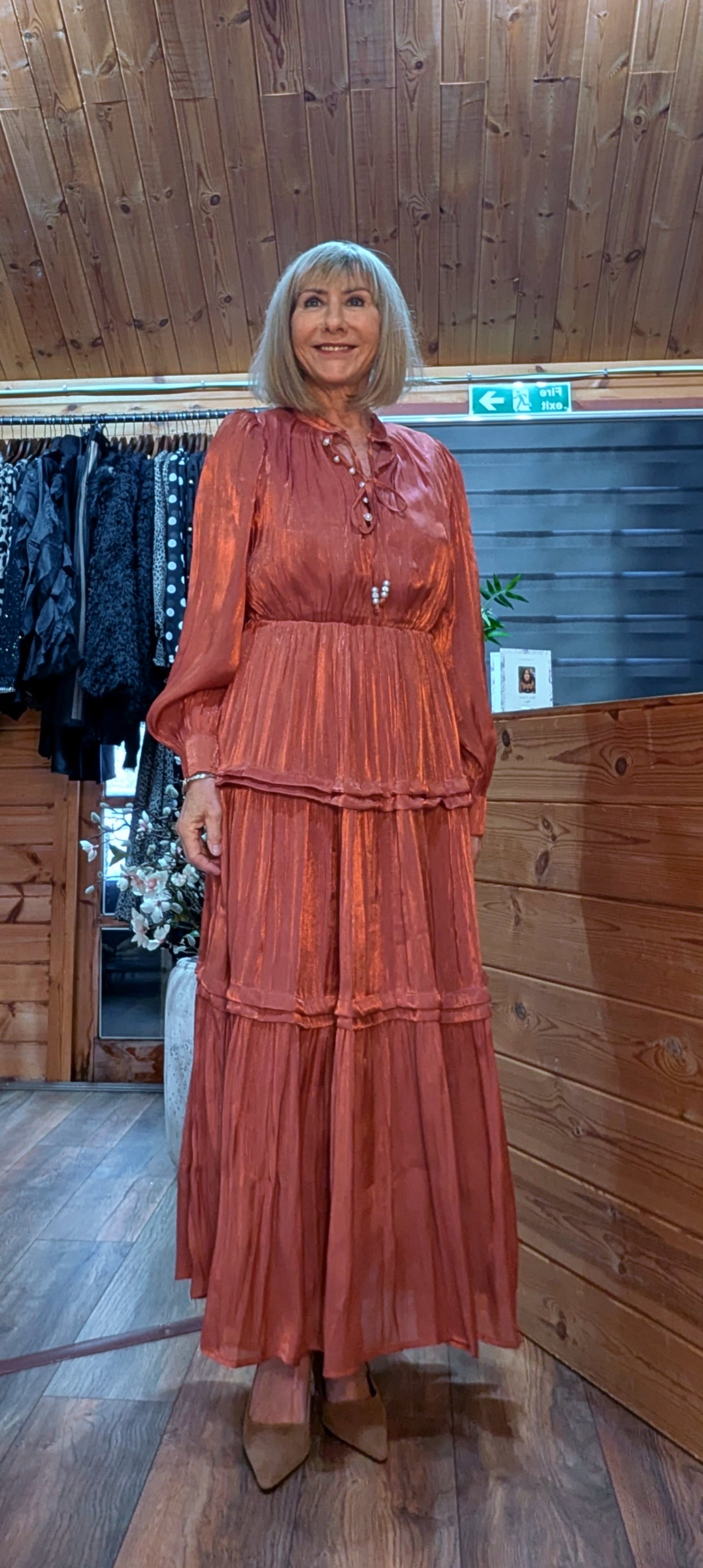 Elegant rust dress with buttoned cuffs and ties