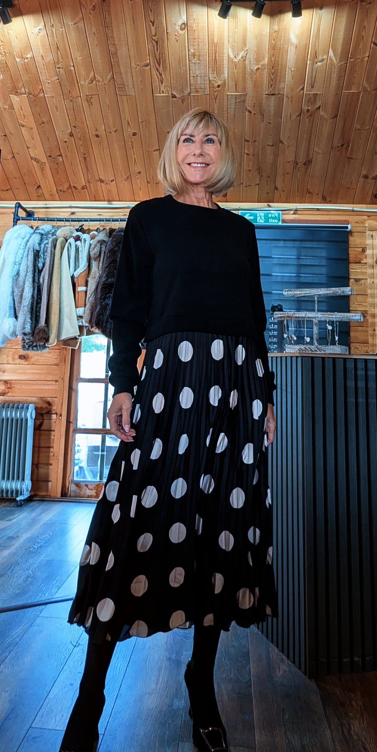 Di modelling Hettie with the pleated polka dot skirt fanning out to one side.