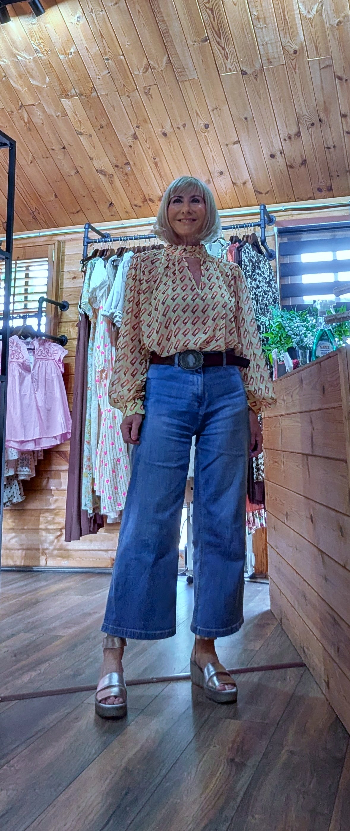 Elegant printed blouse with oversized floral appliqué, balloon sleeves and V-neckline