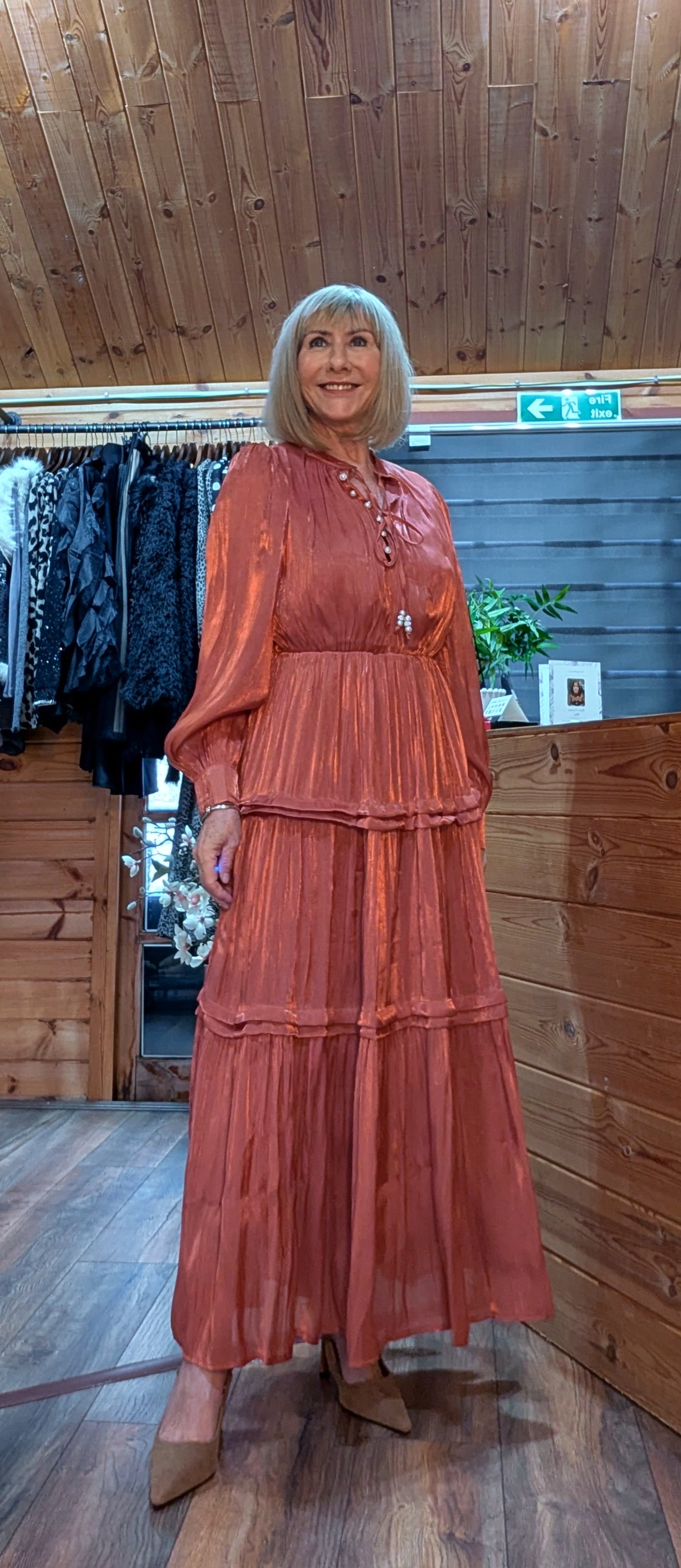 Elegant rust dress with buttoned cuffs and tiered skirt 