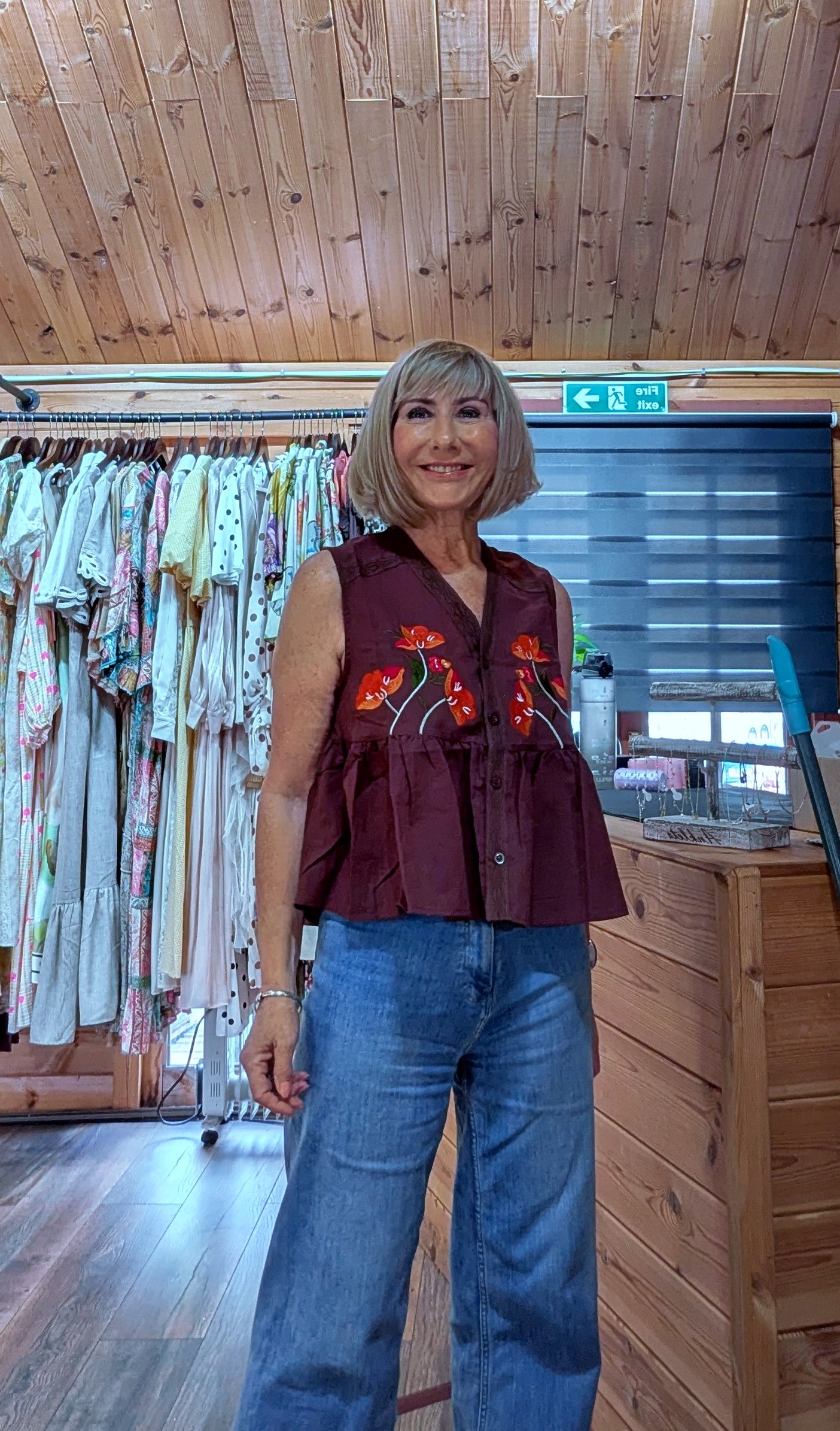 Women's embroidered cotton blouse with red flowers, sleeveless design and peplum silhouette