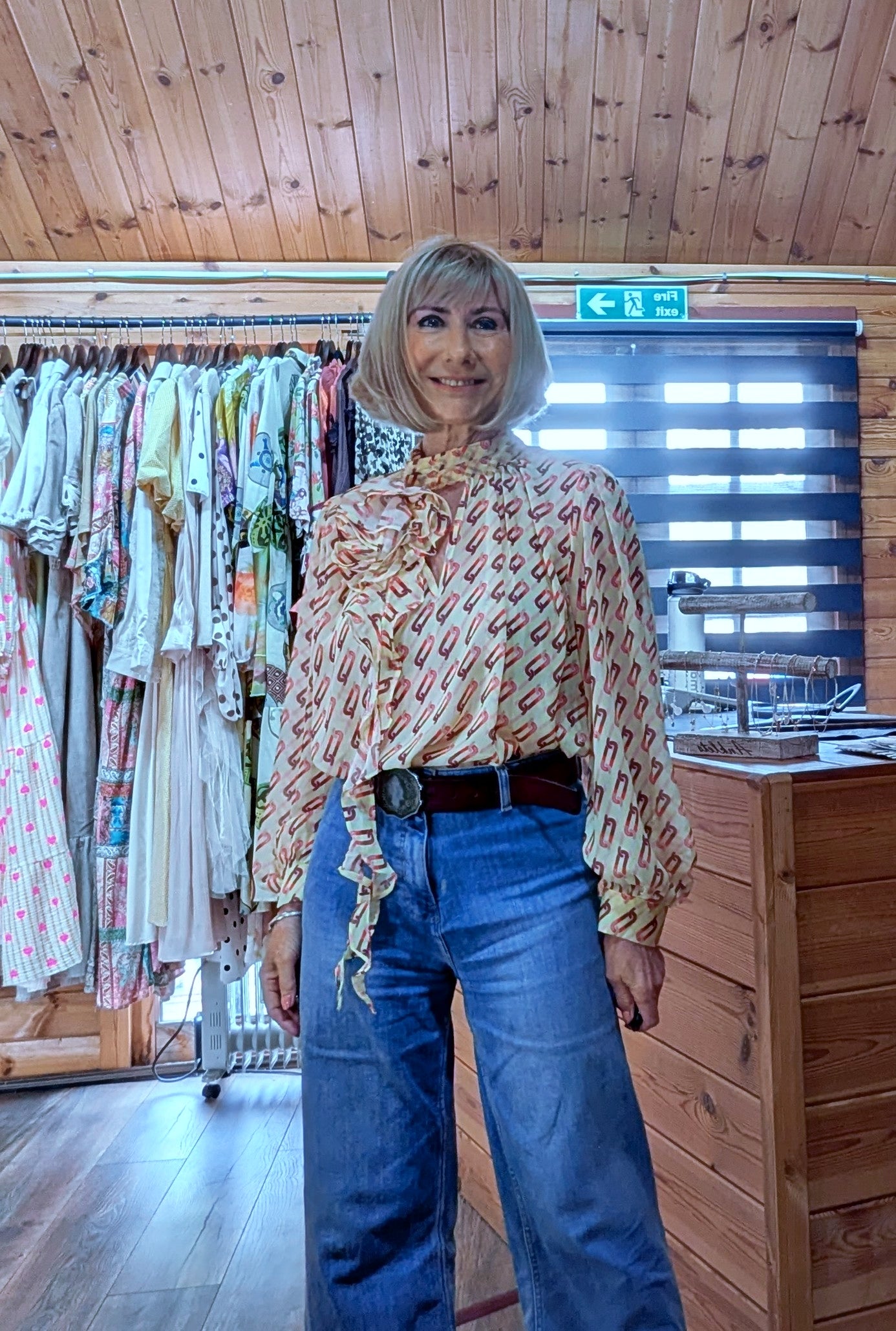 Boutique floral blouse with decorative flower appliqué, V-neck and balloon sleeves close up