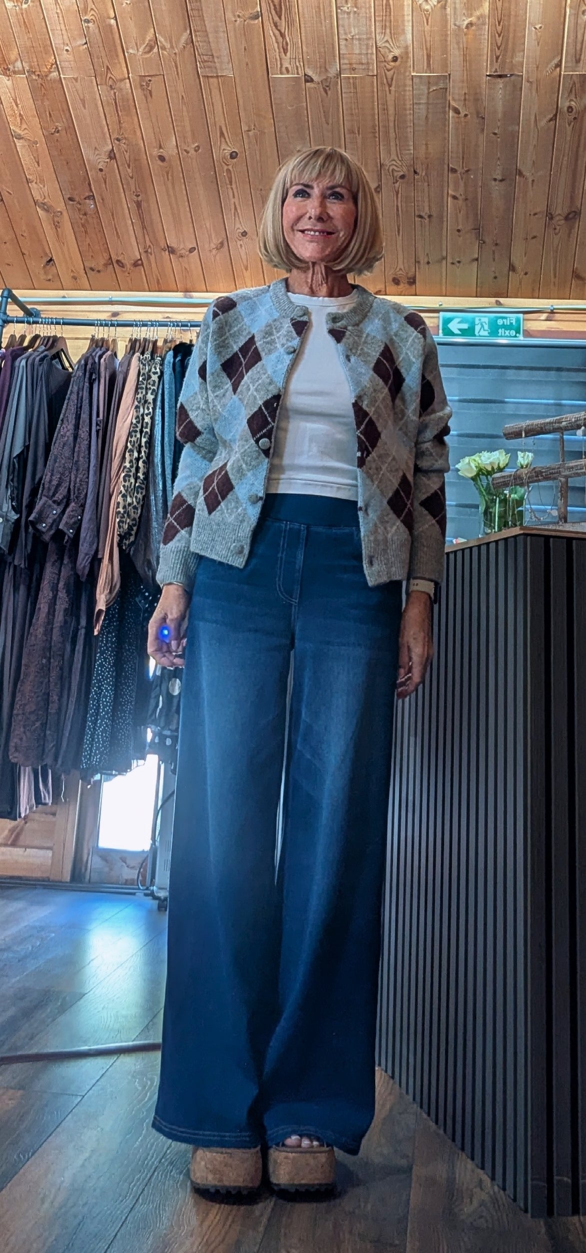 Soft diamond pattern women’s cardigan with button fastening