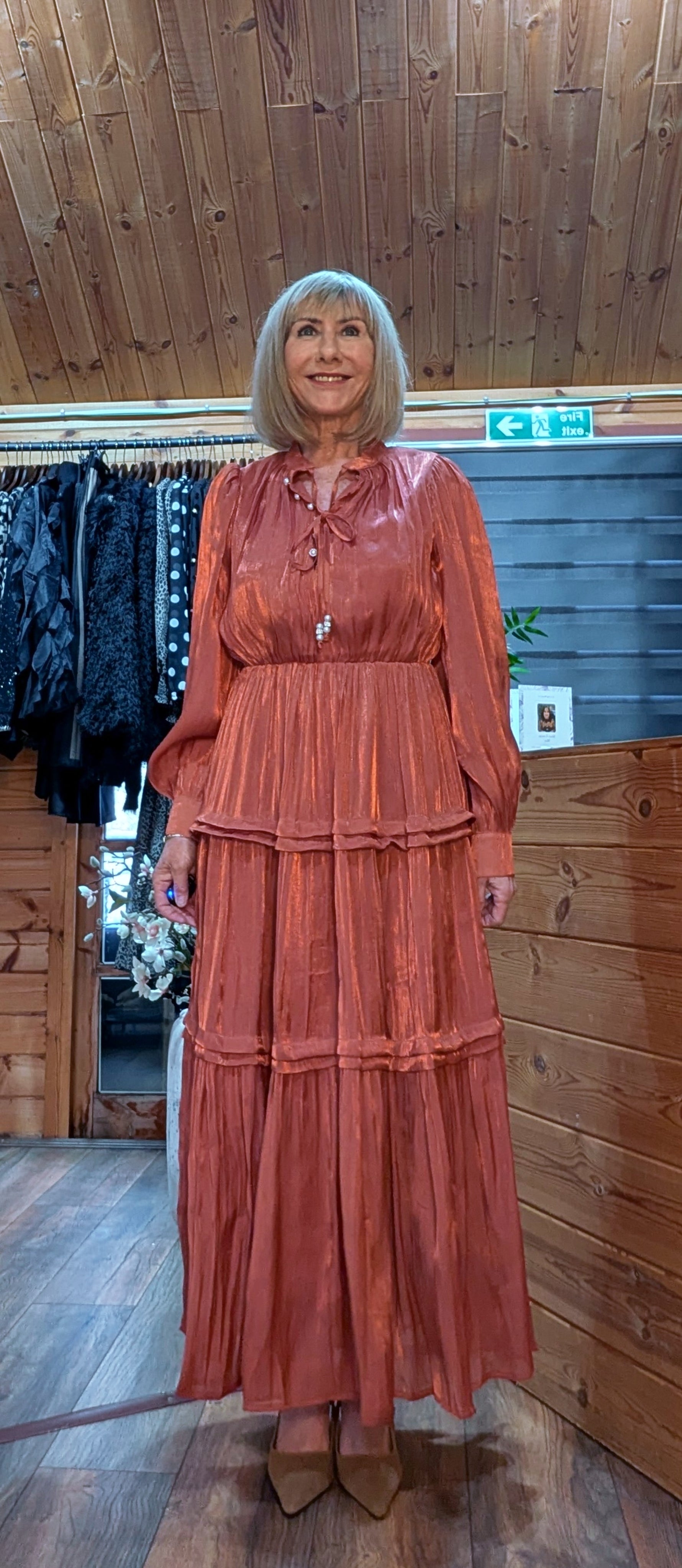 Elegant rust dress with buttoned cuffs and tiered skirt